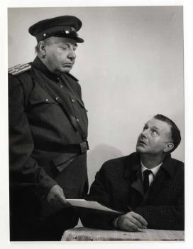Albertus Wilhelmus van Dalsum links als kolonel Sten en Ben Aerden als Anton Rojas in het televisiespel 'De donkere Kant van de Aarde', uitgezonden op 3 november 1960 door de KRO.; Foto Foto