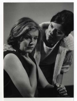 Maria de Booy en rechts Gesina Maria (Ina) van Faassen in de KRO-televisieuitzending 'Het Chinese Landhuis" op 6 september 1961.; Foto Foto
