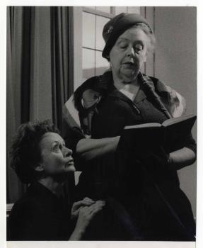 Carla de Raet, pseudoniem van Gerharda Smit Sibinga, als Heline Peclenburg (links) en Mien Duymaer van Twist als Lisa Peclenburg in het televisiespel 'Oude Dames openen het Vuur", uitgezonden op 19 januari 1961.; Foto Foto