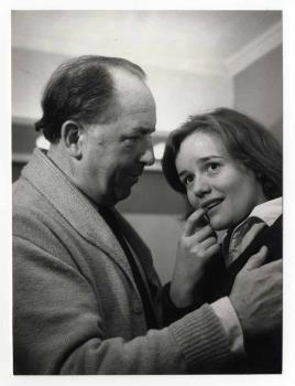 Joris Diels als fabrikant en Maria de Booy als kleindochter Margot in het televisiespel 'One bright Day', uitgezonden door de NCRV op 17 november 1960, regie Gerard Rekers.; Foto Foto