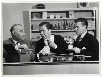 Tonny Schifferstein links, jazzviolist Helmut Zacharias en een onbekende man; Foto Foto
