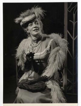 Scene uit een toneelstuk 'Het Dievenbal' van toneelgroep 'Puck' met Greet Groot als Lady Hurf; Foto Foto