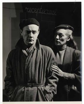 Scene uit een toneelstuk met rechts Greet Groot als Regina en Caspar Melchior Balthasar (Cas) Baas als Thomas; Foto Foto