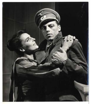 Scene uit het toneelstuk 'Bloch' van toneelgroep Puck met Sepha Dierikx en Franciscus Wilhelmus (Frans) 't Hoen, première 16 oktober 1953; Foto Foto
