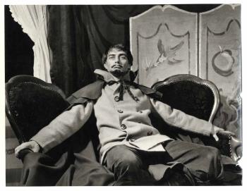 Scene uit het toneelstuk 'De Beer' van toneelgroep Puck met Cas Baas als Grigori Stepanowitsj Smirnow, première 26 september 1953; Foto Foto