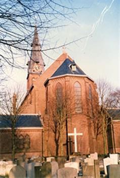 De St. Lambertuskerk in De Weere (Nh), gebouwd in 1905-07 naar een ontwerp van Nicolaas Molenaar sr.. Bij een brand in 1963 raakte de kerk zwaar beschadigd en ging een deel van het interieur verloren. De kerk werd daarna weer gerestaureerd; Foto Foto