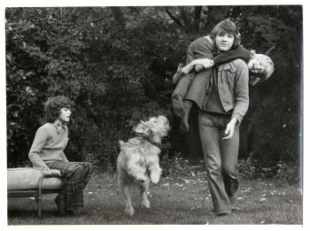 Drie jongens spelen met een hond; Foto Foto