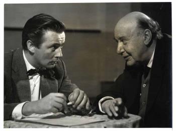 Regisseur Luc van Gent links en Albert van Dalsum repeteren voor het KRO-televisiespel 'De donkere Kant van de Aarde' van Rodman Edward (Rod) Serling uitgezonden op 3 november 1960.; Foto Foto