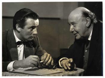 Regisseur Luc van Gent links en Albert van Dalsum repeteren voor het KRO-televisiespel 'De donkere Kant van de Aarde' van Rodman Edward (Rod) Serling, uitgezonden op 3 november 1960; Foto Foto