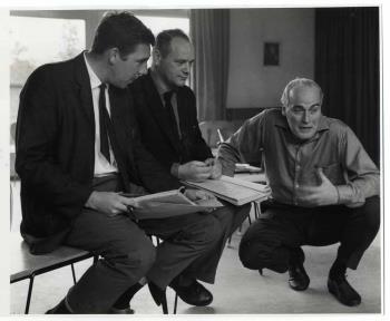 Links regisseur Lodewijk Gerard (Lo) van Hensbergen , Bernard Justus Droog als Gregor en Coenraad (Coen) Flink als Ben repeteren voor het KRO televisiespel 'De Brug der Zuchten', uitgezonden op 6 oktober 1960.; Foto Foto