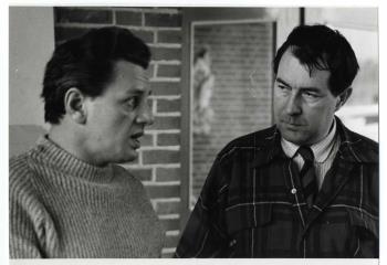 Links Abraham (Rob) de Vries als Joris Kuiper en regisseur Jack Dixon repeteren voor het televisiespel 'Schipper naast God' van schrijver Jan de Hartog, uitgezonden op 25 januari 1961; Foto Foto