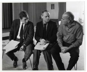 Coen Flink links, Bernard Droog en rechts regisseur Lo van Hensbergen bespreken het televisiespel 'De Brug der Zuchten', uitgezonden KRO in oktober 1960; Foto Foto
