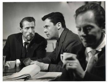 Frits Butzelaar links, Bob Goedhart en een onbekende acteur; Foto Foto