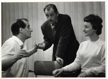 Guus Hermus links, Joop Doderer en een onbekende actrice; Foto Foto