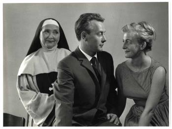 Mimi Boesnach,, pseudoniem van Maria Alida Pieters links, Cas Baas en Jenny van Maerlant; Foto Foto