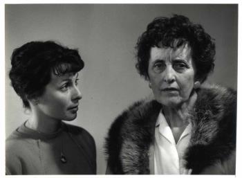 Loudi Nijhoff rechts en een onbekende actrice; Foto Foto