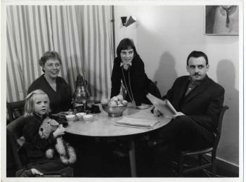 Bob Verstraete, met zijn vrouw Janine Hofker en twee dochters Frances en Joyce Verstraete; Foto Foto