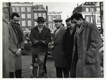 Vijf acteurs, geheel links Egbert van Paridon en o.a. Bob Verstraete; Foto Foto
