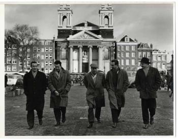 Vijf acteurs, tweede van links Egbert van Paridon, en o.a. Bob Verstraete; Foto Foto
