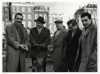 Vijf acteurs, geheel links Egbert van Paridon en o.a. Bob Verstraete; Foto Foto