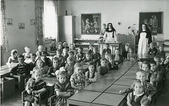 Zuster Simplicitas (J.M. Bulkens) voor haar klas in Turku, Finland, ergens in mei 1954; Foto Foto