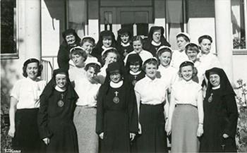 Meisjesstudenten en Zusters van het H. Hart in Turku, Finland, met linksboven Zuster Sophia Hjerpe en linksonder Zuster Simplicitas (J.M. Bulkens), ergens in mei 1954; Foto Foto