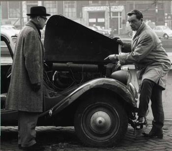 Chris Baay links en Jan Blaaser bij een auto; Foto Foto