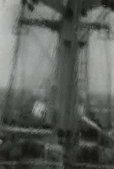 Vietnam/Water tegen een raam van reddingsschip "Cap Anamur".; Foto Foto