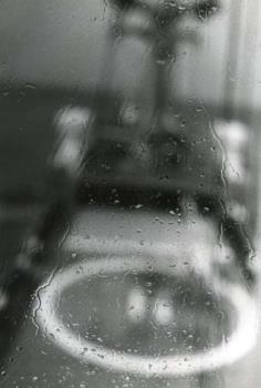 Vietnam/Water tegen een raam van reddingsschip "Cap Anamur".; Foto Foto