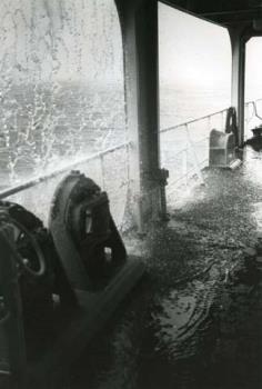 Vietnam/Reddingsschip "Cap Anamur"/(Boen)water dat van de brug naar beneden komt.; Foto Foto