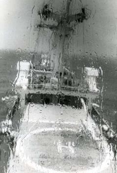 Vietnam/Water tegen een raam van reddingsschip "Cap Anamur".; Foto Foto