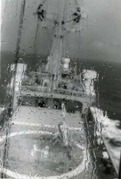 Vietnam/Water tegen een raam van reddingsschip "Cap Anamur".; Foto Foto