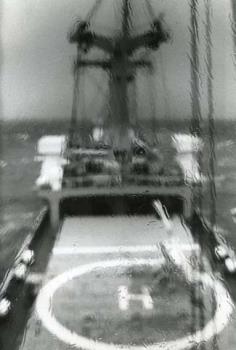 Vietnam/Water tegen een raam van reddingsschip "Cap Anamur".; Foto Foto