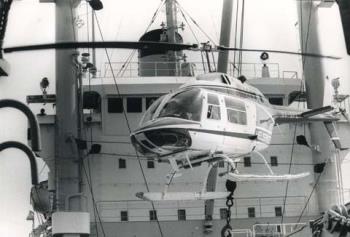 Vietnam/Reddingsschip "Cap Anamur"en een vliegende helikopter.; Foto Foto