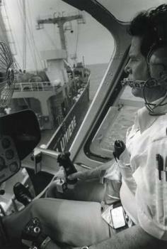 Vietnam/Foto genomen in de cockpit van een helikopter in beeld de piloot. De helikopter vliegt boven het reddingsschip "Cap Anamur".; Foto Foto