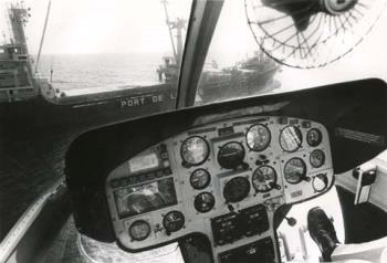 Vietnam/Cockpit van een helikopter, op de achtergrond het reddingsschip "Cap Anamur".; Foto Foto