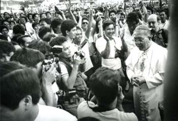 Filipijnen/Kardinaal Jaime L. Sin te midden van een grote menigte waaronder fotografen.; Foto Foto