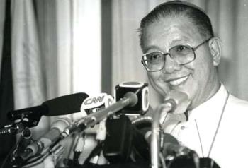 Filipijnen/Een lachende kardinaal Jaime L. Sin tijdens een gesprek met de pers.; Foto Foto