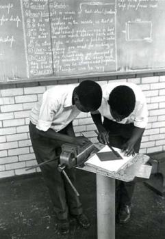 Zuid-Afrika/Twee jongens tijdens een praktijkles.; Foto Foto