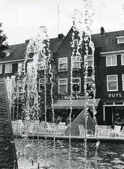 'Café de Stoof', met op de voorgrond een fontein; Foto Foto
