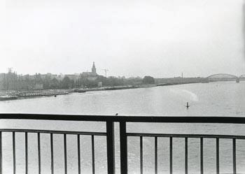'Stadsaanzicht' vanaf de Waalbrug. Met de Waal, de Waalkade, Sint Stevenskerk en de Spoorbrug; Foto Foto