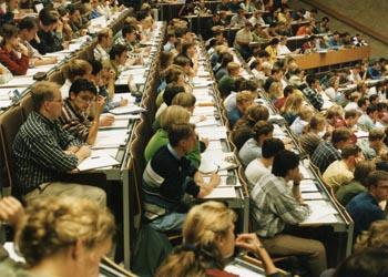 Studenten in een collegezaal; Foto Foto