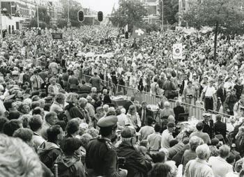 Intocht van de Nijmeegse Vierdaagse op de Sint Annastraat. Met tekst 'W.S.V. Hatert'; Foto Foto