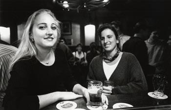 Twee studentes zitten aan de bar in vermoedelijk Magnifique (Plein '44); Foto Foto