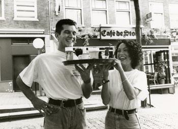 Twee medewerkers van 'Cafe de Stoof'. Met op de achtergrond 'café de Stoof'; Foto Foto