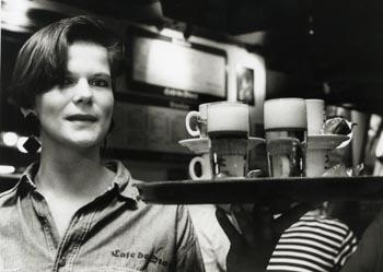 Een medewerkster in 'Cafe de Stoof' met een dienblad; Foto Foto