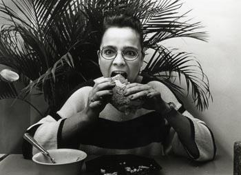 'portret solo', Een studente tijdens de lunch; Foto Foto