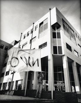 'Nederlandse Organisatie voor Wetenschappelijk Onderzoek (NWO)','Een medewerker hijst de NWO-vlag voor het onlangs in gebruik genomen kantoorpand'; Foto Foto