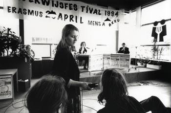 J.M.M. Ritzen zit achter de microfoon op het Onderwijsfestival. Met tekst 'Onderwijsfestival 1994 Erasmus 23 april mensa akku'.; Foto Foto