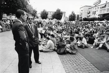 'Nijmeegse dag introductie', A.J.M. Plasschaert , burgemeester E.M. D'Hondt (met ambtsketen) en eerste jaars studenten op Plein'44.; Foto Foto